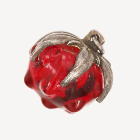 Hänge i form av ett åkerbär i rött glas, design Gunnar Muskos (1937-2020), Rubusserien, höjd på hänge 18mm, bredd 18mm, silver  Vikt: 5,5 g