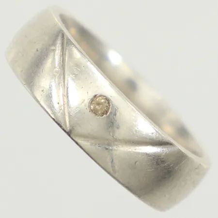 Ring vit sten, stl 18½, bredd 6,4mm, 925/1000 silver Vikt: 7,1 g