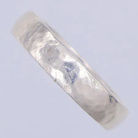 Ring, hamrad yta, stl 19¾, år 2001, 925/1000 silver Vikt: 5,6 g