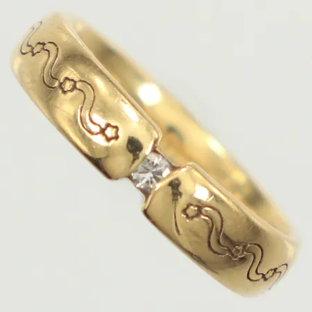 Ring med diamant ca 0,03ct, stl 16, bredd 4,2mm, gravyr, 18K  Vikt: 4,9 g