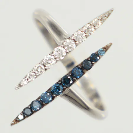 Ring med diamanter 2 x ca 0,005ct, 2 x ca 0,01ct, 2 x ca 0,02ct, 4 x ca 0,025ct, blå stenar, stl 17½, bredd ca 2-22mm, vitguld, 18K Vikt: 2,8 g