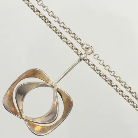 Kedja Ärtlänk, längd 60cm, bredd 3,4mm, integrerat hänge 55,7mm inklusive ögla, bredd 37mm, Theresia Hvorslev Alton Falköping 1972, 830/1000 silver Vikt: 27,3 g