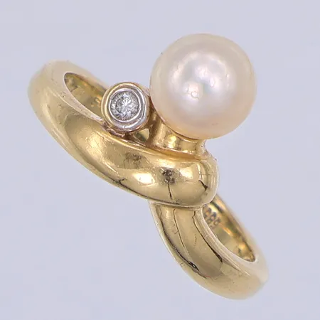 Ring, diamant ca 0,02ct, odlad saltvattenpärla, stl 15¾, 14K Vikt: 2,8 g
