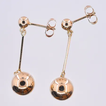 Ett par örhängen, längd 29 mm, bredd 8 mm, 18K. Vikt: 1,3 g