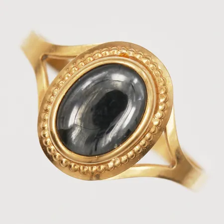 Ring med hematit, stl 15¾, 18K Vikt: 1,4 g