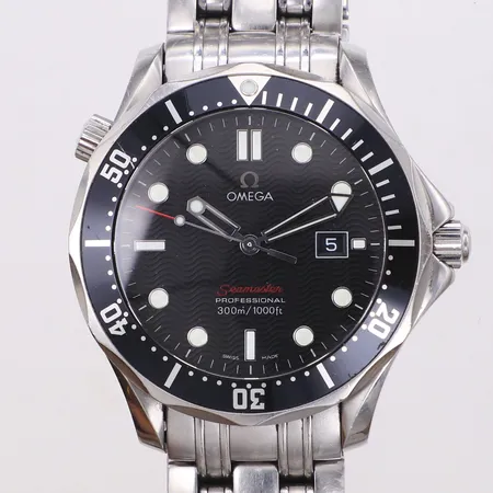Herrur Omega Seamaster Professional 300m, Ø41mm, ref 21230416101001, cal 1538, serienr 90747898, stål, svart urtavla, svart ring, quartz, datum, cert Stockholm år 2009, pictogram, bruksslitage, repor, originalask och låda Vikt: 0 g