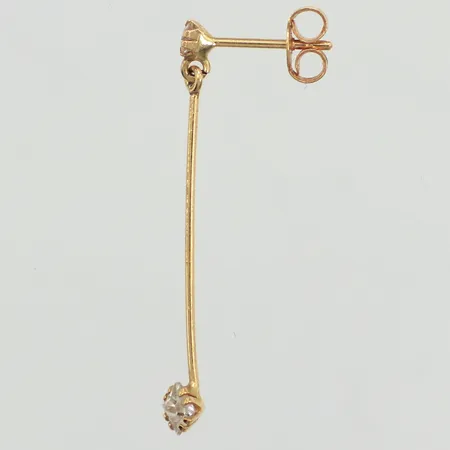 Udda örhänge med vita stenar, längd 31mm, bredd 4mm, 18K  Vikt: 0,5 g