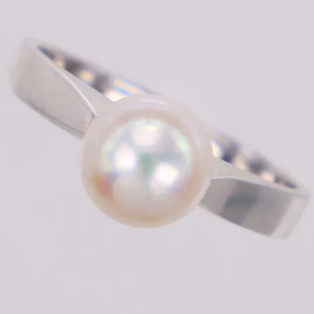 Ring med odlad saltvattenspärla, Ø7,7mm, stl 17¼, bredd 2,8mm, Dan Tillberg Guld& Silver, Saltsjöbaden, år 2005, vitguld, 18K Vikt: 4,2 g