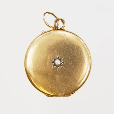 Hänge medaljong med pärla, längd 35mm inklusive ögla, bredd 25mm, skadad, bucklig, 18K Vikt: 4,6 g