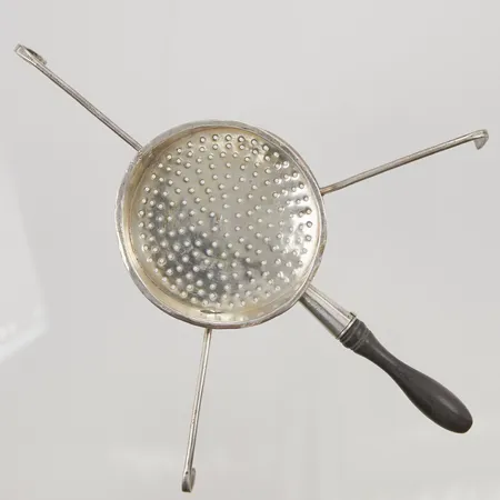 Tesil med trähandtag, Ø ca 6cm, längd: 18cm, små skador finns, Silver S830/1000, bruttovikt: 38,9g.