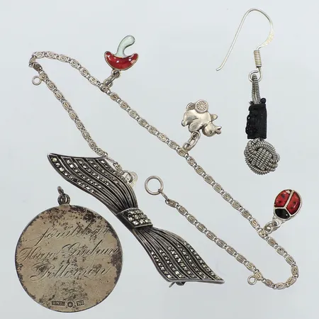 Diverse silver, stenar, gravyr, skadat, defekt, silver Vikt: 13,6 g