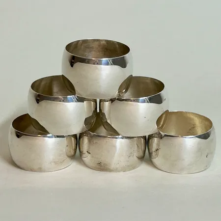 6 Servettringar, bredd 25mm, Ø39mm, någon liten buckla, 830/1000 silver Vikt: 89,9 g