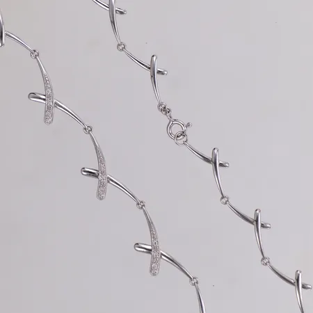 Collier med diamanter 3xca0,005ct, 6xca0,01ct, längd 43cm, bredd 2,3-5mm, vitguld, 18K Vikt: 11,9 g
