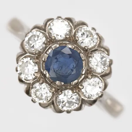 Ring med safir samt briljantslipade diamanter totalt 0,77ct enligt gravyr, stl: 18, spricka i fattning, 18K vitguld Vikt: 4,2 g