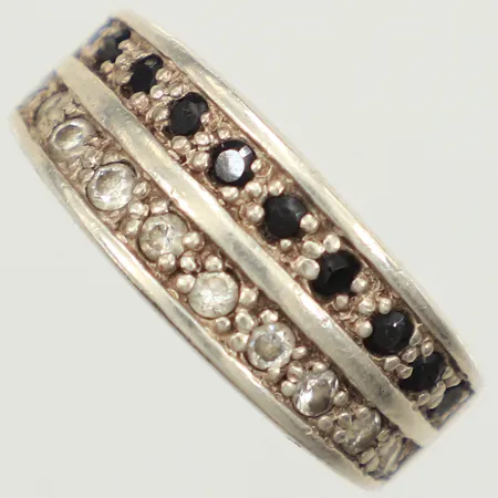 Ring, blåa samt vita stenar, stl 17, bredd 8,5mm, 925/1000 silver Vikt: 5,6 g