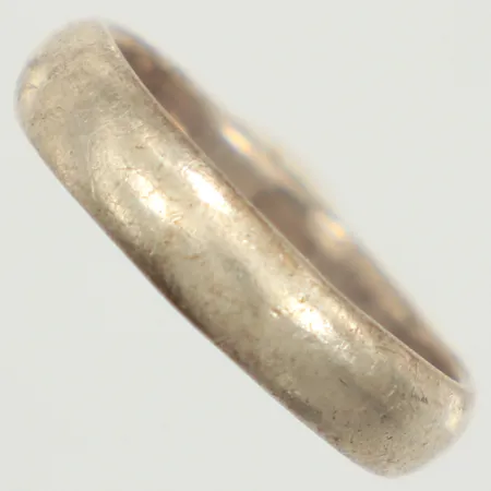  Ring slät, stl 15¾, bredd 4mm, repig, 925/1000 silver Vikt: 2,5 g