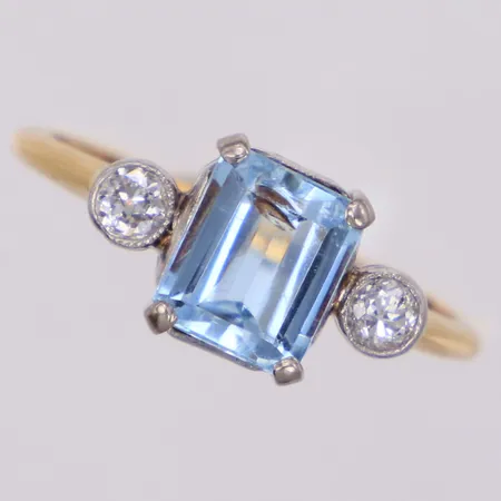 Ring med ljusblå sten och gammalslipade diamanter 0,14ctv, stl 16½, bredd 8,2mm, Hugo Strömdahl år 1921, lätt slitage på sten, rödguld/vitguld, 18K Vikt: 2,7 g