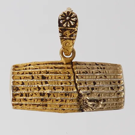 Hänge, 27x31mm ink ögla, 18K.  Vikt: 7,2 g