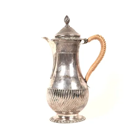 Chokladkanna med crest, London, England, 1772, balusterform med vriden dekor, lagat handtag, åldersbetingat slitage, silver, bruttovikt 558,2g  