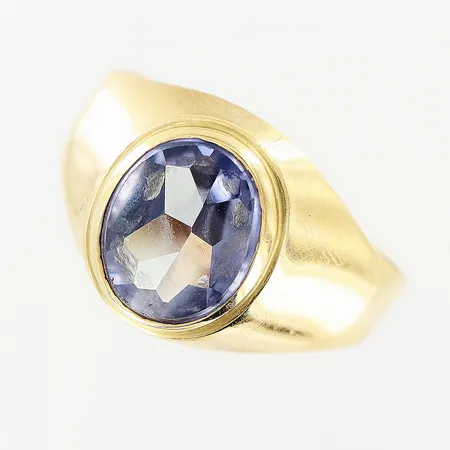 Klackring, ametist, stl 17¾, bredd 2,5-12,5mm, skev skena, repor, 18K Vikt: 3 g