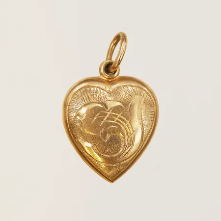 Hänge i form av ett hjärta med blomsterdekor, höjd 18mm, bredd 12mm, 18K guld Vikt: 2,2 g