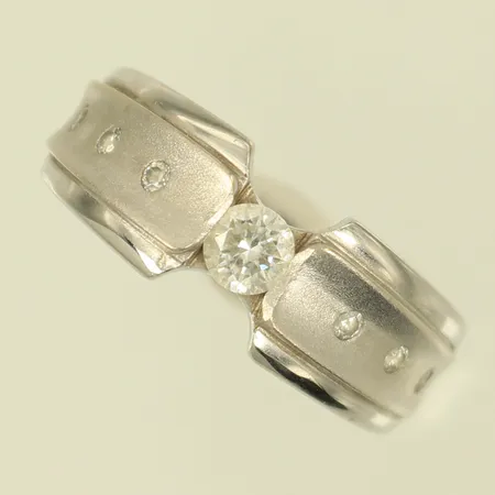 Ring med vita stenar, stl 17¾, bredd 4,5-7,7mm vitguld, 14K Vikt: 4,7 g