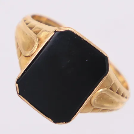 Klackring med svart sten, stl 19¾, bredd 3,2-14,6mm, 18K Vikt: 4,3 g