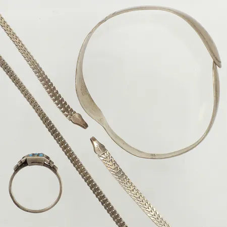 Diverse silver, skevt, defekt, saknar stenar, silver Vikt: 22 g