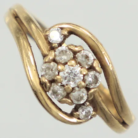 Ring med vita stenar, stl 15¾, bredd 2-9mm, 14K  Vikt: 2,5 g