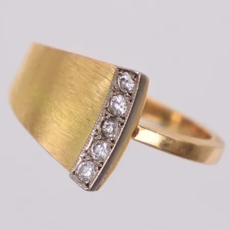 Ring med diamanter 5xca0,02ct, stl 16¾, bredd 2,1-11,4mm, Lantz Guld& Silversmide Roland, Stockholm, 1980, 18K Vikt: 5,1 g