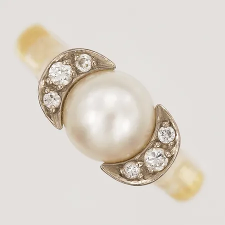 Ring med odlad saltvattenpärla, Ø 7,5mm, samt briljantslipade diamanter, totalt 0,11ct enligt gravyr, stl: 17½, skena 23K guld, fattning 18K guld Vikt: 6,6 g