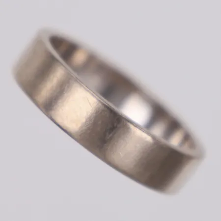 Ring, stl 18¼, bredd 4,9mm, personlig gravyr, vitguld, 18K Vikt: 6,9 g