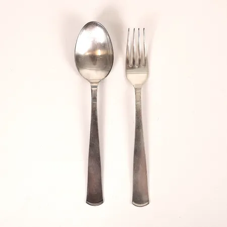 Gaffel och sked, modell Rosenholm, GAB, Stockholm, 1961, längd 17,5 respektive 18cm, bruksslitage, silver. Vikt: 81 g