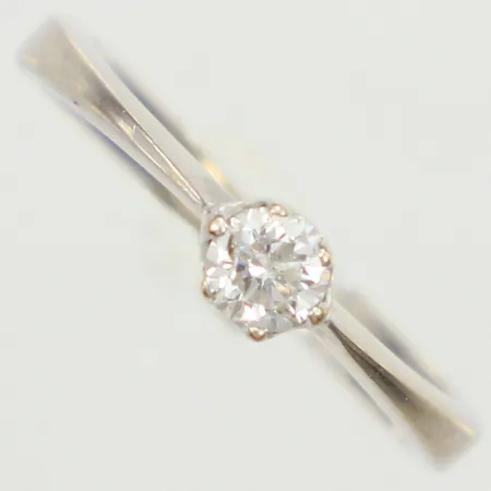 Ring med diamant 0,25ct W/Si enligt gravyr, stl 16¼, bredd 2,2-4mm, vitguld, 18K  Vikt: 2,6 g