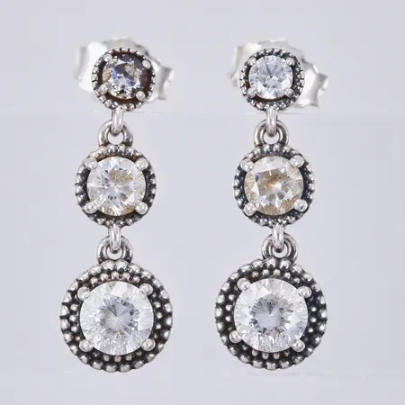 Ett par örhängen med vita stenar, Pandora, längd: ca 2cm, bredd: ca 3-7mm, 925/1000, silver Vikt: 3,7 g