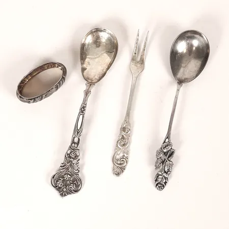 Två skedar, gaffel, och servettring längd 4-13,5cm, bruksslitage, gravyr, silver. Vikt: 48,6 g