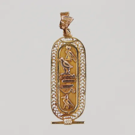 Hänge, hieroglyfer, öglan prydd med Nefertiti, mått ca 16x48mm, bruksslitage, 18K  Vikt: 4,8 g