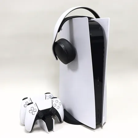 Sony Playstation 5 mod CFI-1116A, serie nr E224015C818570499, 2 handkontroller CNCID C-25206, 1 laddningsdocka mod. CFI-ZDS1, 1 par trådlösa hörlurar, kablage till konsol och docka finns, inga övriga tillbehör. Skickas med postpaket.