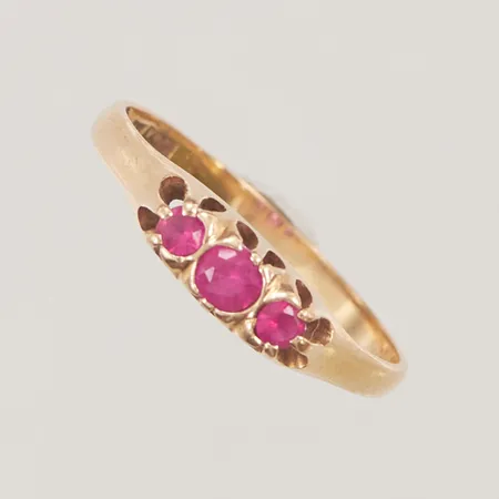 Ring med röda stenar,  Ø17, bredd:4,1mm, 18K, 1,9g.