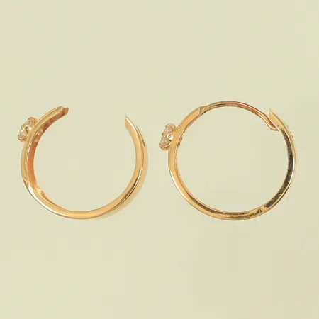 Ett par örhängen creoler med vita stenar, Øca14,5mm, bredd 2,9mm, defekt, 18K Vikt: 0,9 g