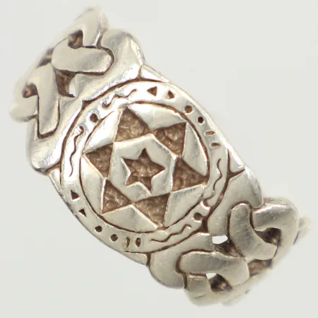 Ring mönsterdekor, stl 19, bredd 12mm, skev, 925/1000 silver Vikt: 5,4 g