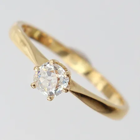 Ring med gammalslipad diamant 1 x ca 0,30ct, stl: 18½, bredd 2-5mm, 18K.  Vikt: 2,7 g