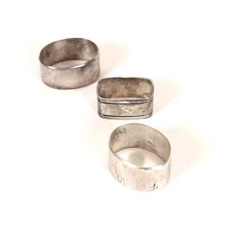 Tre servettringar, olika modeller, längd 38-50mm, gravyr, slitage, silver. Vikt: 121 g