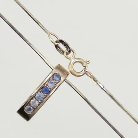 Kedja Ormlänk, längd 42cm, bredd 0,9mm, integrerat hänge med blå stenar, 17x4,3mm, något skev länk, vitguld, 18K  Vikt: 5,7 g