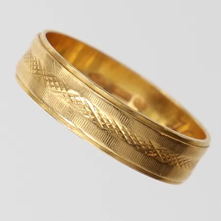Ring med dekor, stl: 18¼, bredd 5mm, gravyr, 18K.  Vikt: 3,2 g