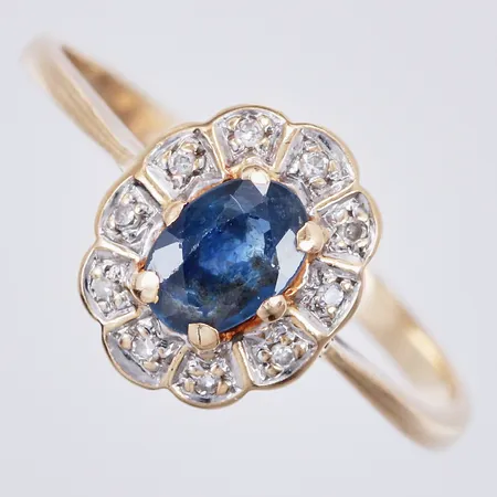 Ring med safir och åttkantsslipade diamanter 10 x ca 0,01ct, stl ca 17¾, bredd ca 2-10mm, skev skena, GFAB, 18K  Vikt: 2,2 g