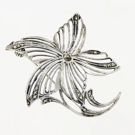 Brosch med markasiter, pärla saknas, 49x42mm, silver 835/1000. Vikt: 6,2 g