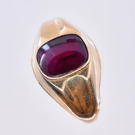 Ring med röd sten, stl 16¼, bredd 2-11 mm, 18K. Vikt: 2,1 g