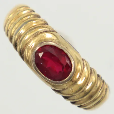 Ring med röd sten, stl 19¾, bredd 3-7,5mm, förgylld, slitage, 835/1000 silver  Vikt: 4 g