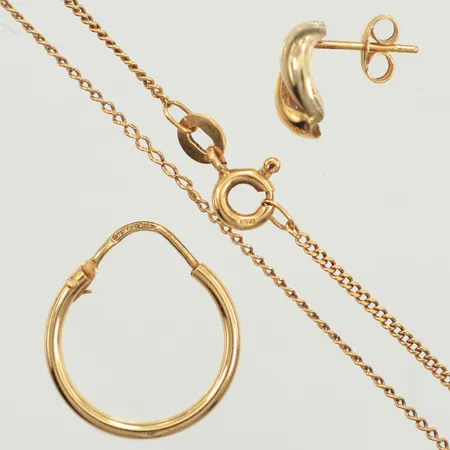 Två udda örhängen, kedja, skadat, 18K  Vikt: 3,7 g